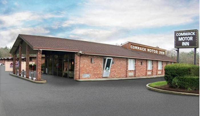 Commack Inn Exterior photo